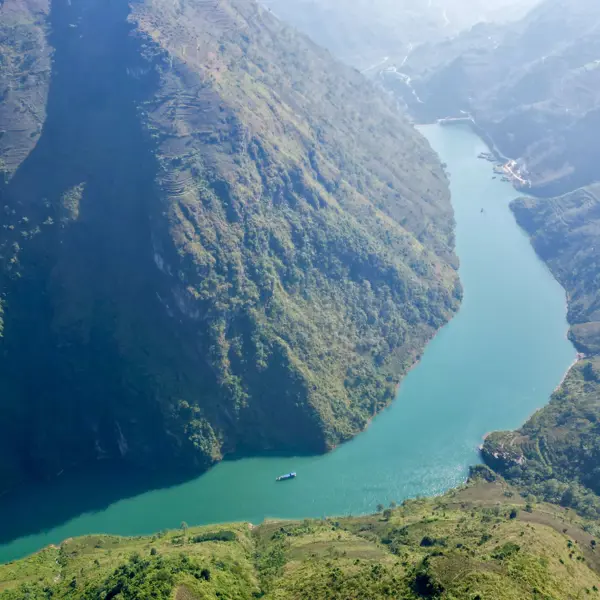 Chiêm ngưỡng dòng sông Nho Quế mơ màng giữa miền hoa đá